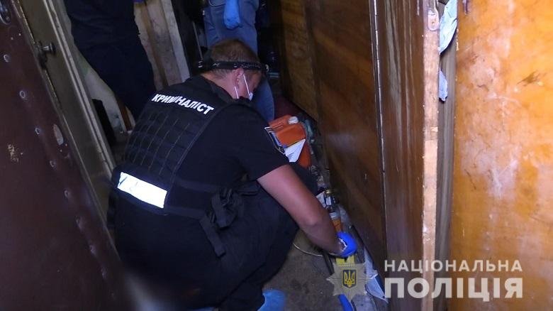 В Киеве мужчина молотком забил до смерти спящего брата, тело которого неделю пролежало в квартире под одеялом 1