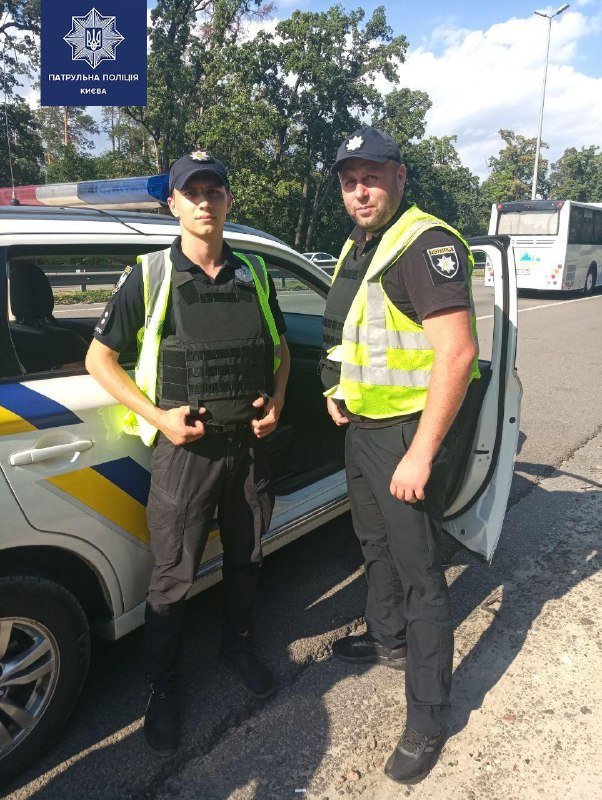 В Киеве патрульные спасли мужчину, который пытался заколоть себя ножницами 1