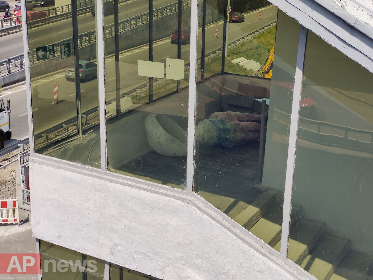 В Киеве на станции метро "Днепр" разбилась новая гигантская медуза 1