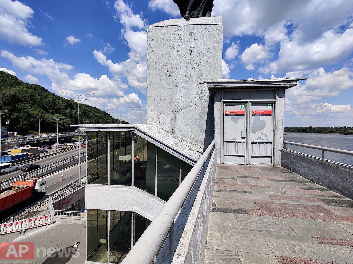 В Киеве на станции метро "Днепр" разбилась новая гигантская медуза 2