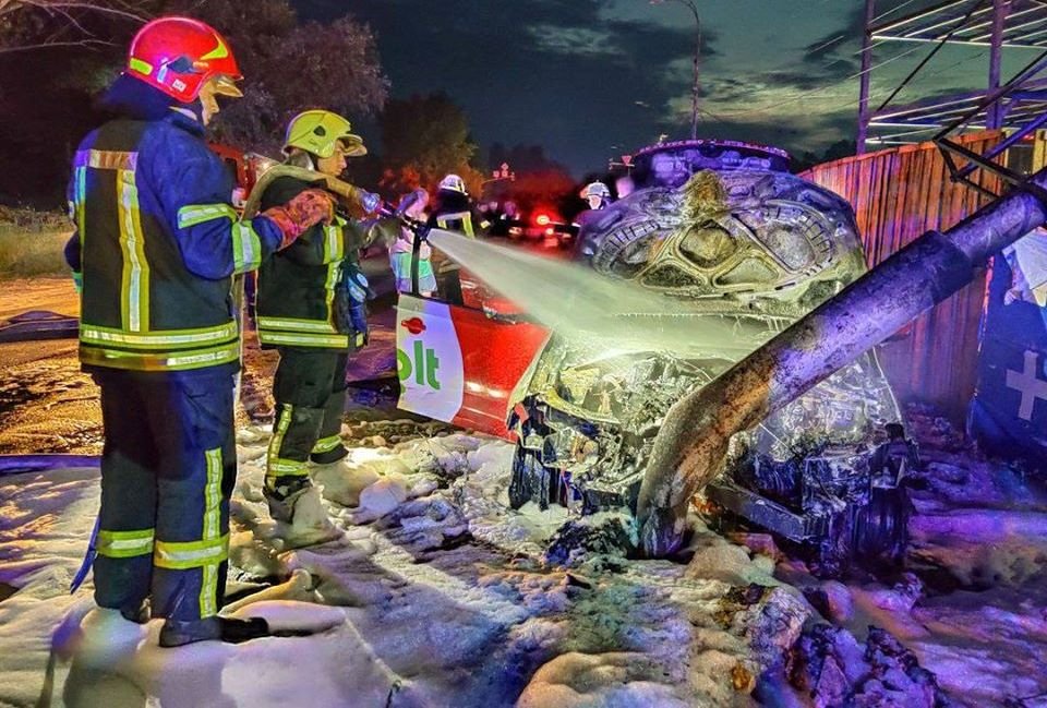 В Киеве автомобиль такси Bolt влетел в столб и загорелся 1