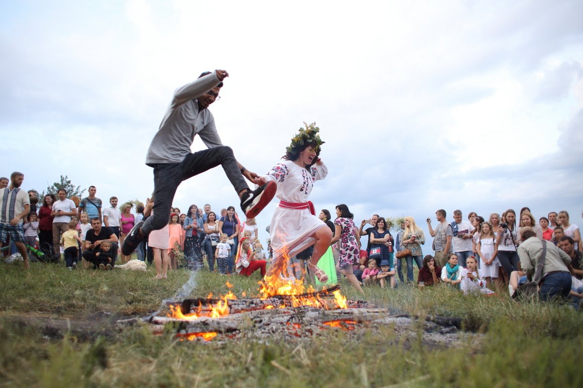 Громница 15 февраля. Прыжки через костер на ивана купала. Неоязычники родноверы. Гуляние обряд. Праздник ивана купалы на руси.
