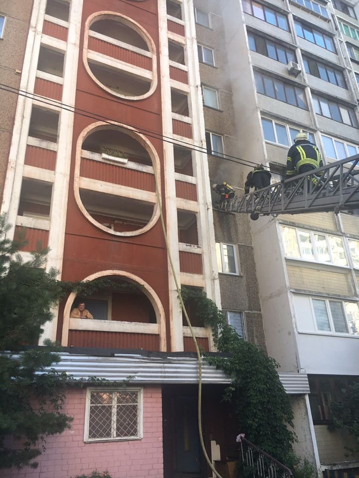 В Киеве на Троещине загорелась квартира в 16-этажке: из пожара спасли троих людей 1