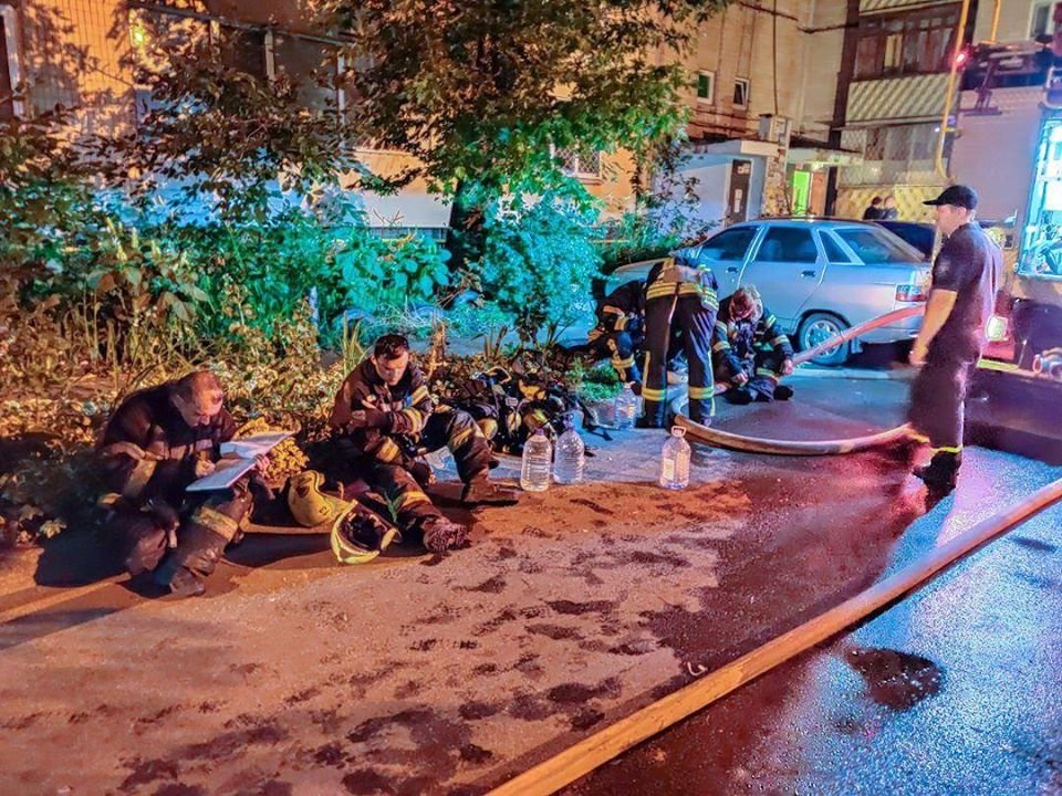 В Киеве на Троещине горела многоэтажка: из дома эвакуировали 15 человек 3