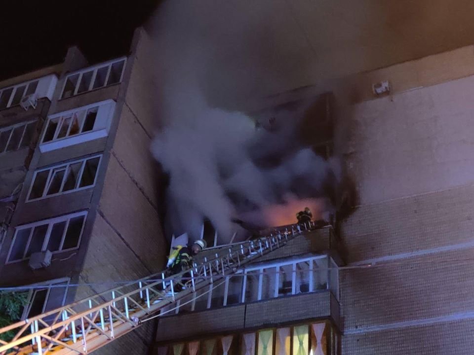 В Киеве на Троещине горела многоэтажка: из дома эвакуировали 15 человек 6
