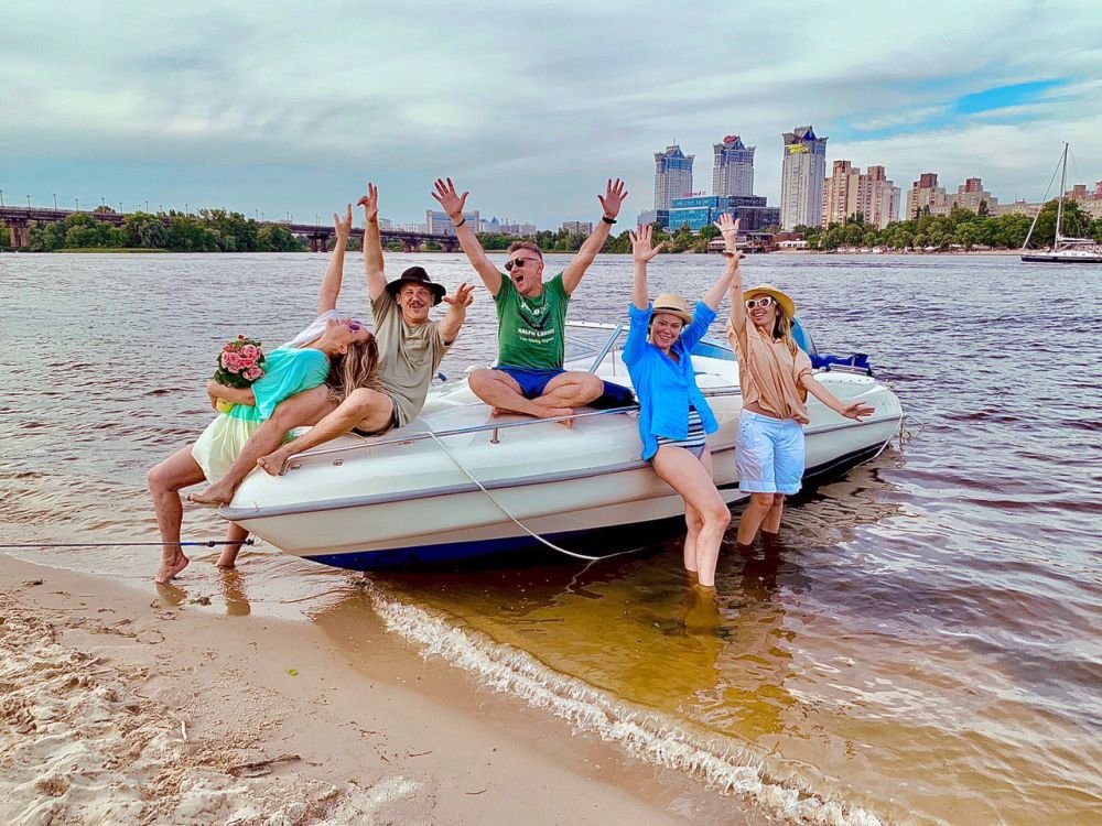 Затонувшие корабли, дикие острова и поселения аистов: в Киеве появился сервис авторских прогулок по Днепру 1