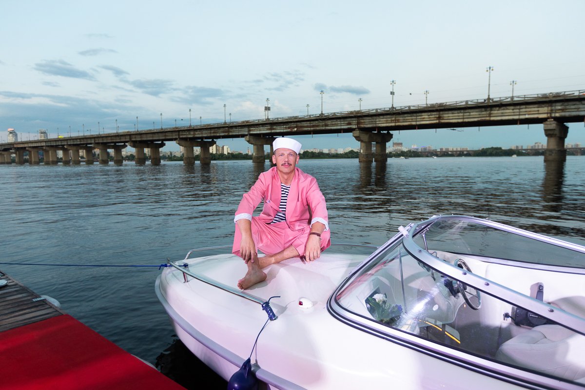 Роман сам управляет катером