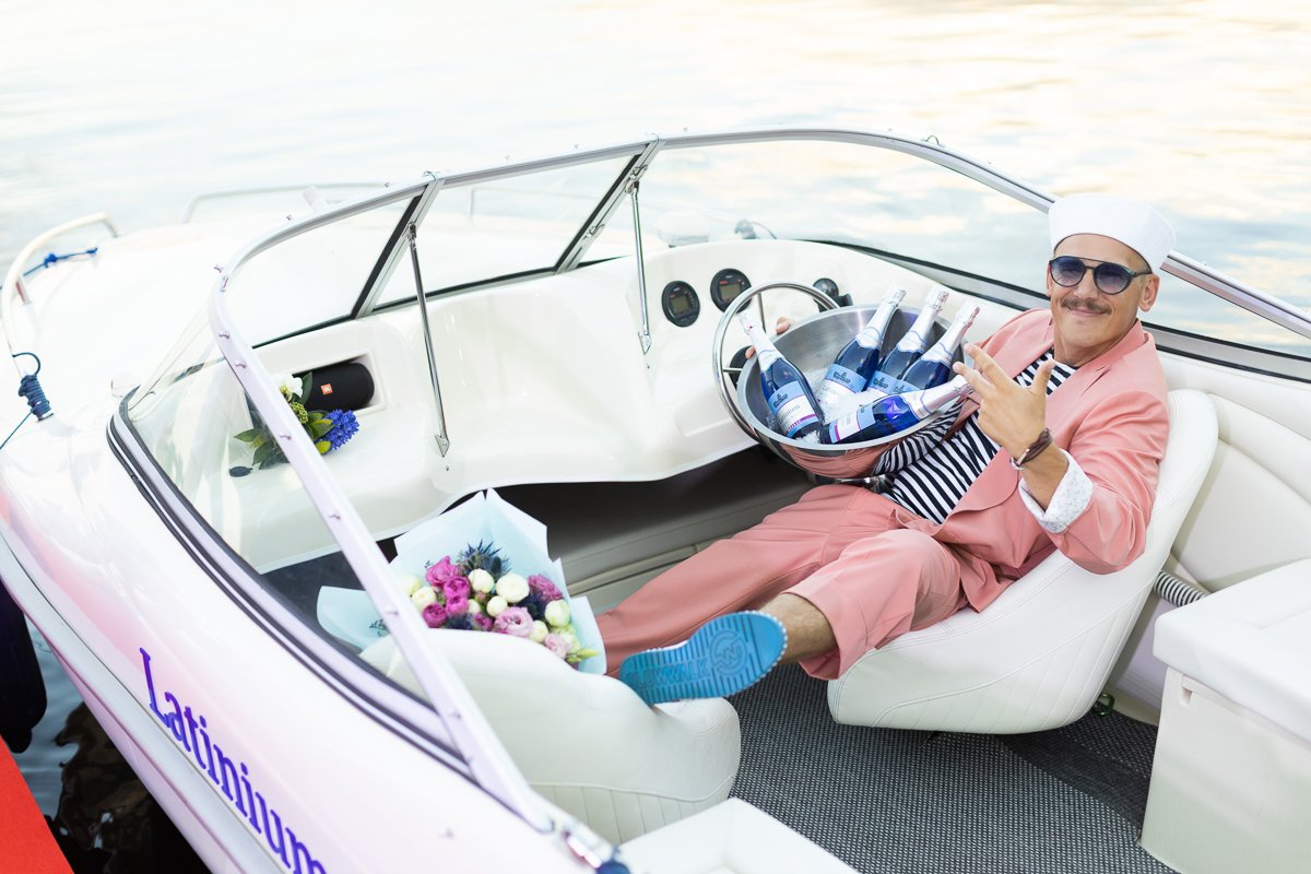 И приглашает на борт