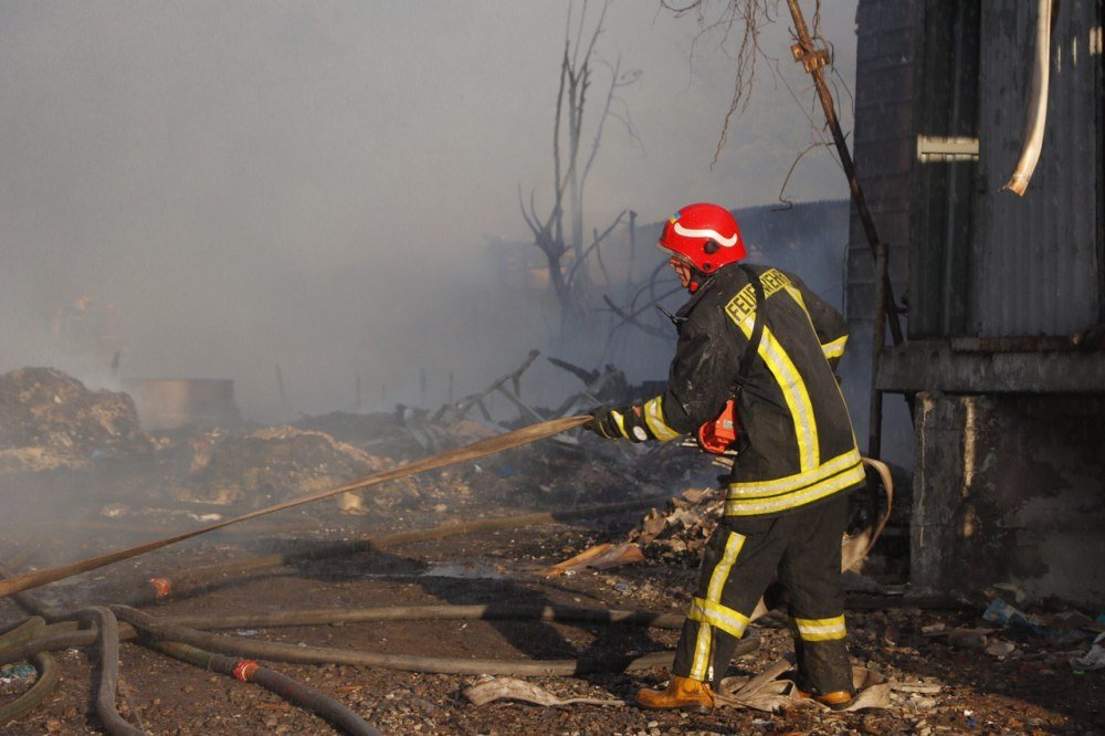 Масштабный пожар на складах в Киеве: новые подробности 6