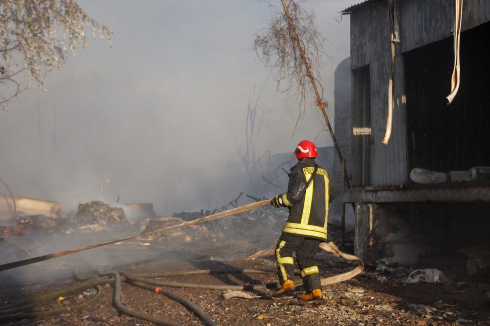 Масштабный пожар на складах в Киеве: новые подробности 7