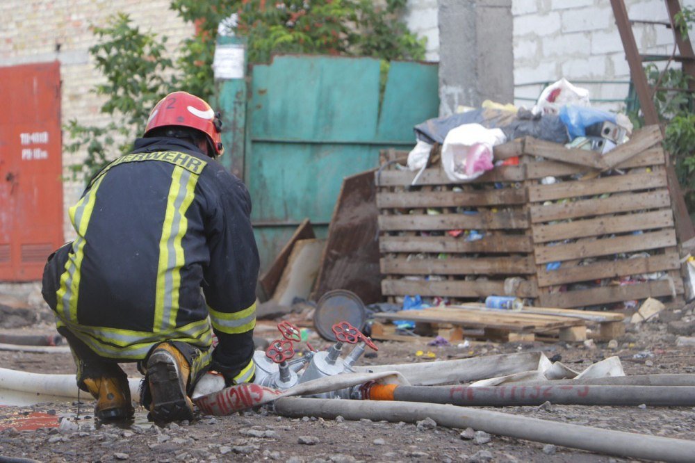 Масштабный пожар на складах в Киеве: новые подробности 8
