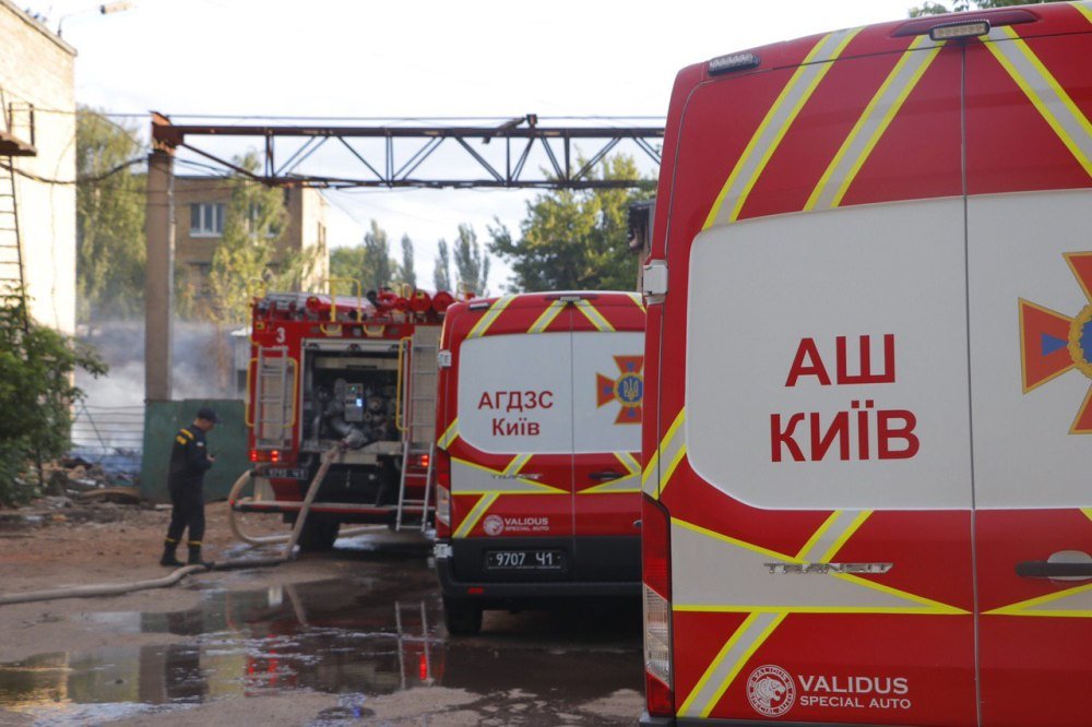 Масштабный пожар на складах в Киеве: новые подробности 11
