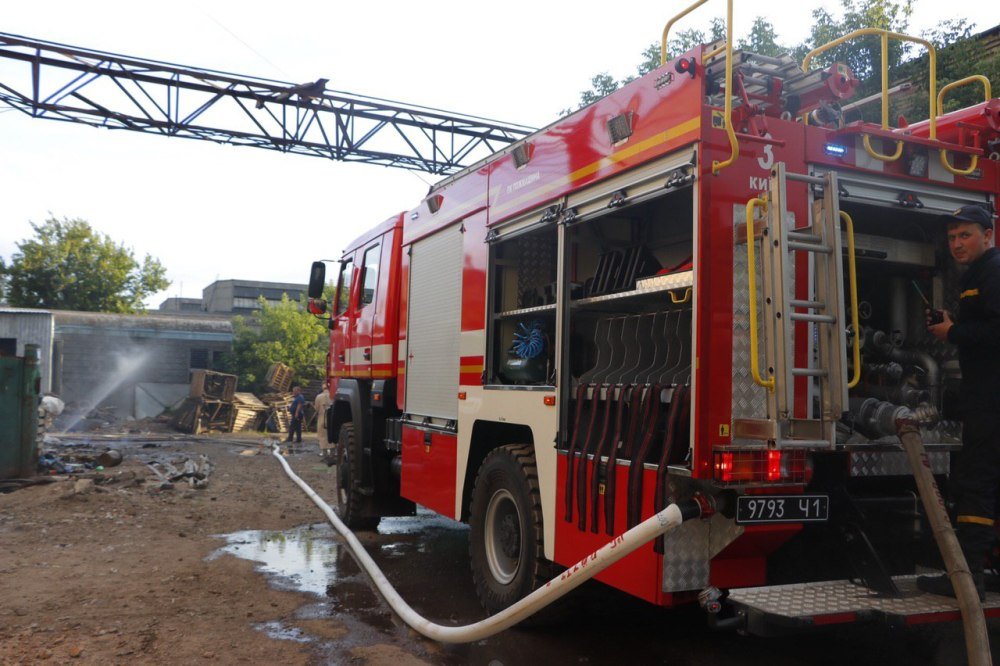 Масштабный пожар на складах в Киеве: новые подробности 12