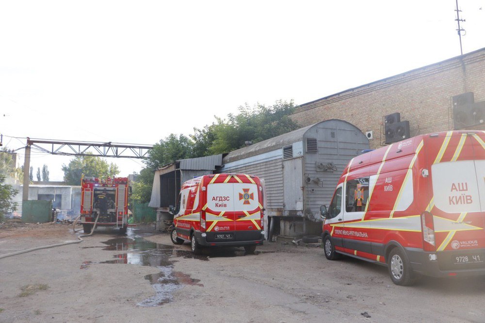 Масштабный пожар на складах в Киеве: новые подробности 13