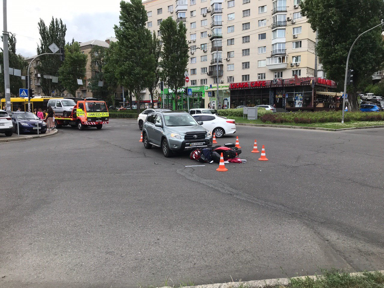 В Киеве на Леси Украинки мопедист попал под автомобиль Toyota 2