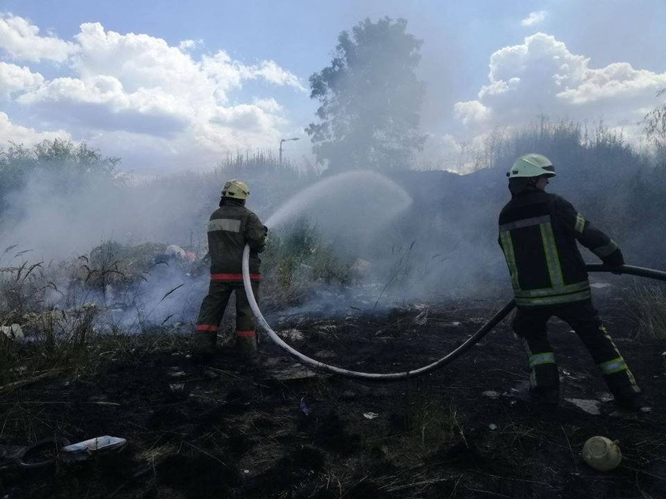 В Оболонском районе Киева задержали поджигателя мусора и травы 2