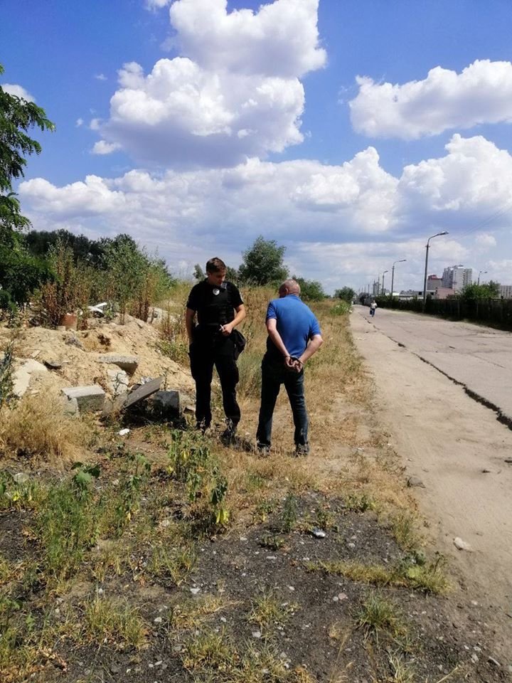 В Оболонском районе Киева задержали поджигателя мусора и травы 3
