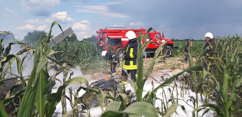Под Киевом упал и загорелся самолет 3
