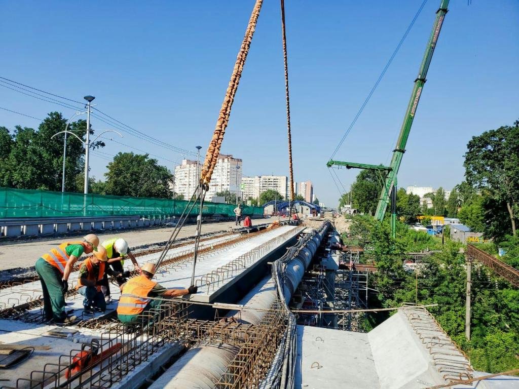 В Киеве на Борщаговском путепроводе установили новые балки: когда восстановят движение 1