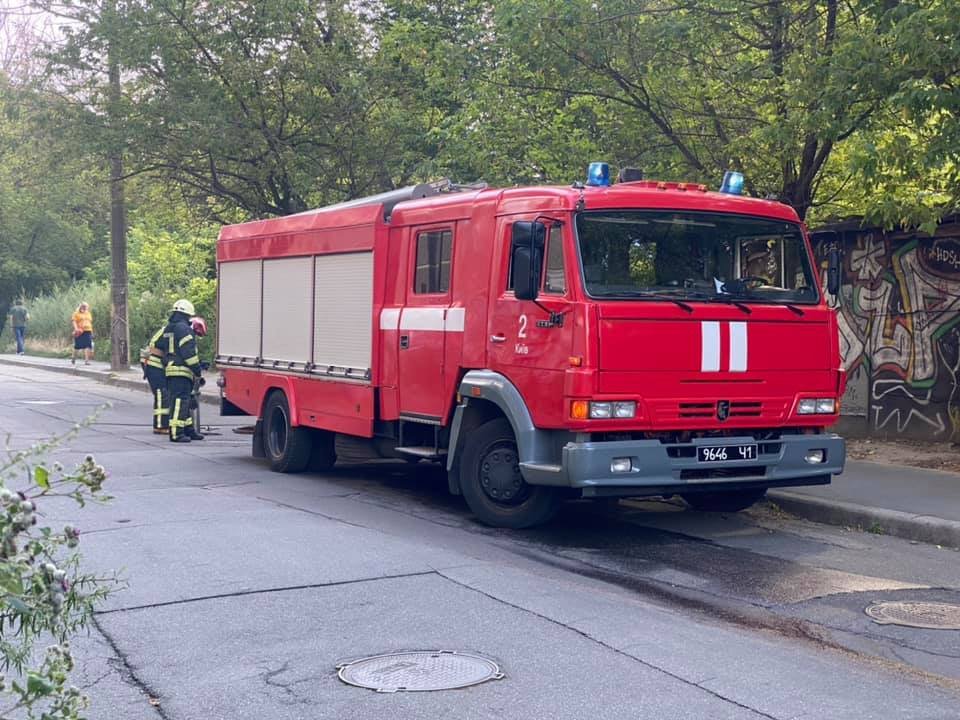 В Киеве на Подоле загорелась стройка 1