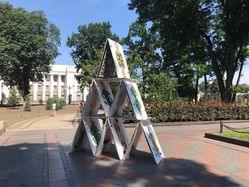 Под Верховной Радой в Киеве построили карточный дом Путина: кто и зачем 1