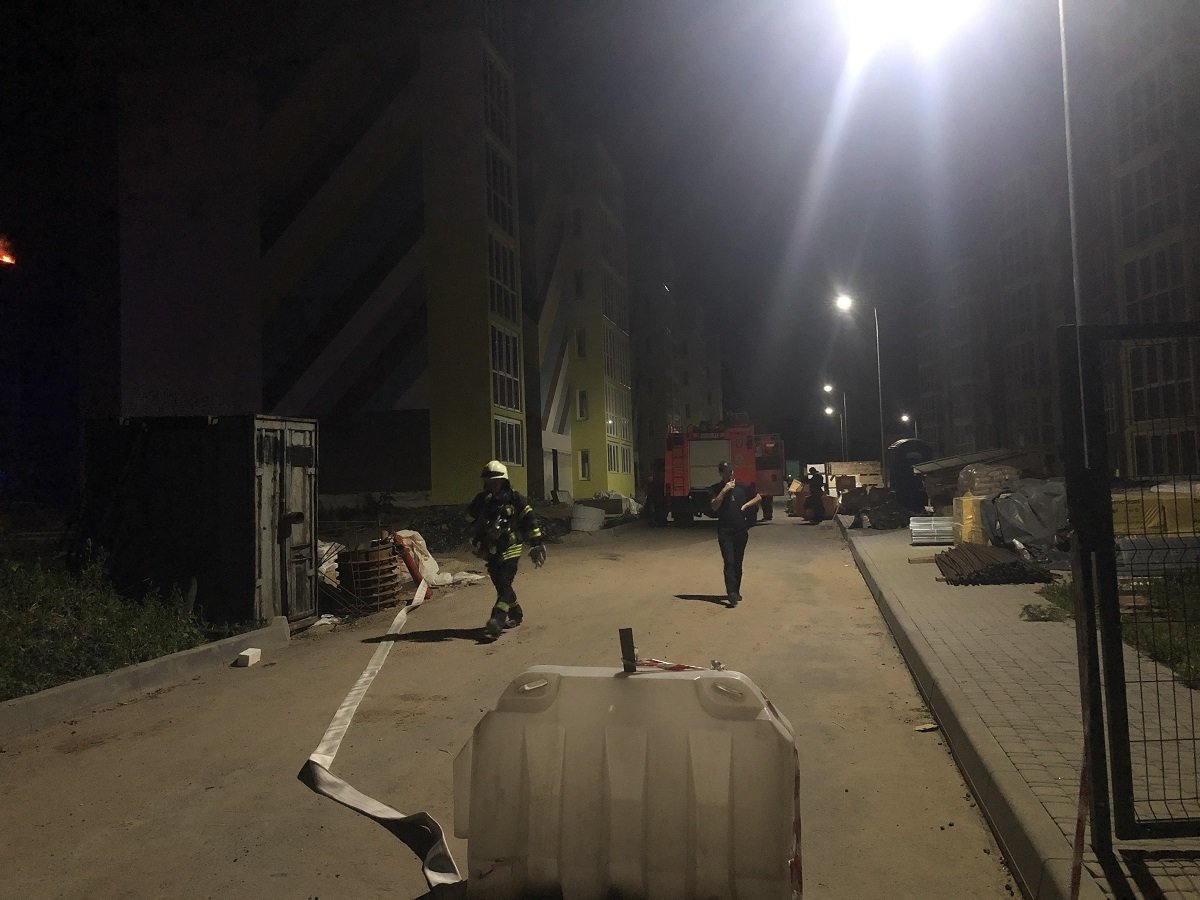 В Киеве на улице Стеценко горит жилой комплекс: фото и видео с места происшествия 1