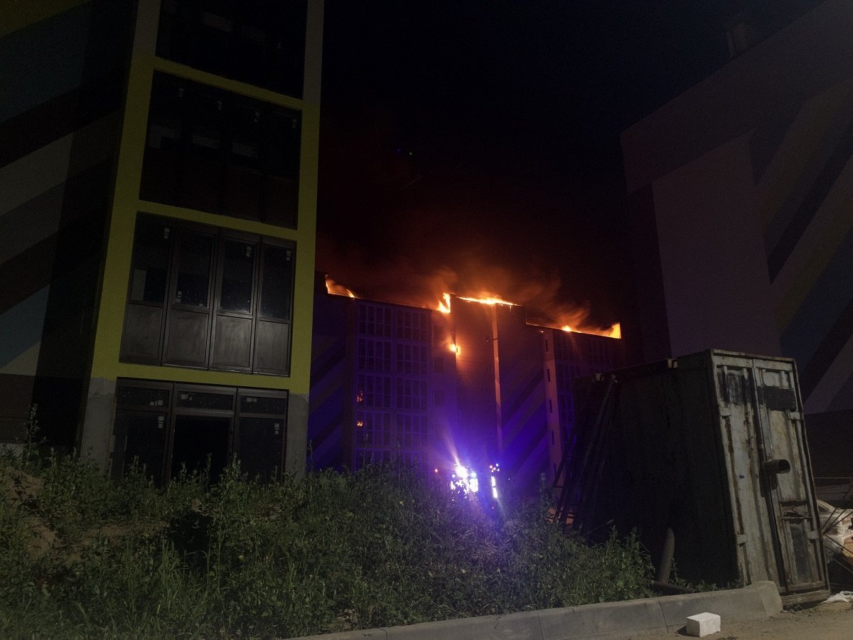 В Киеве на улице Стеценко горит жилой комплекс: фото и видео с места происшествия 2