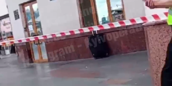 В Киеве на Центральном вокзале возле метро нашли подозрительный чемодан, людей эвакуировали: что там происходит 1