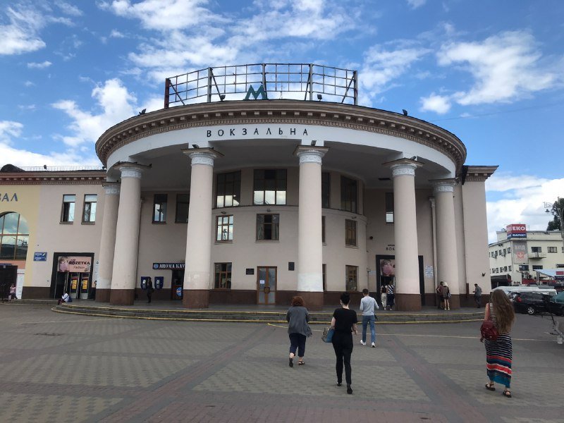 В Киеве на Центральном вокзале возле метро нашли подозрительный чемодан, людей эвакуировали: что там происходит 3