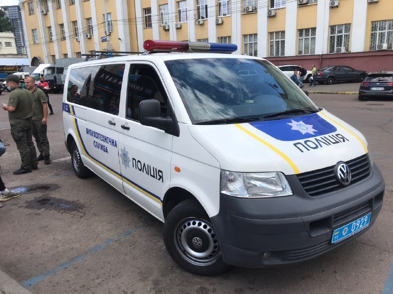 В Киеве на Центральном вокзале возле метро нашли подозрительный чемодан, людей эвакуировали: что там происходит 4