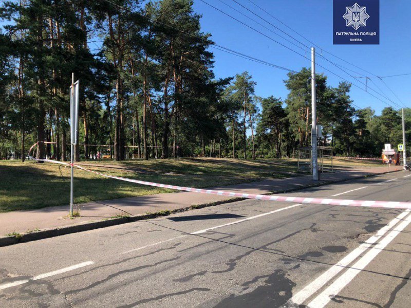 В Киеве на Лесном перекрыли улицу из-за подозрительного пакета на остановке 1