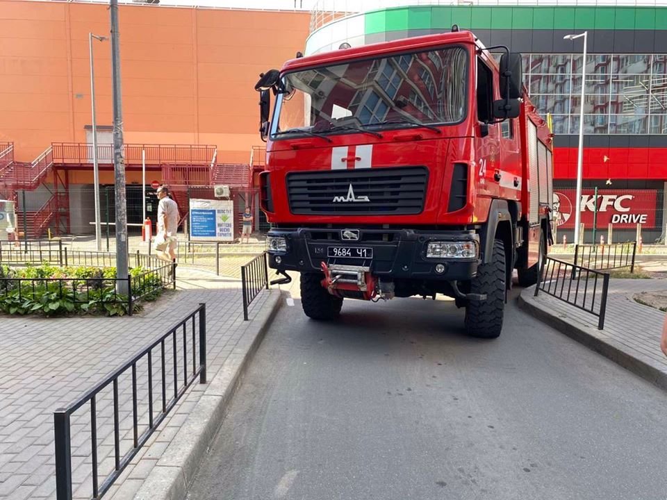 В Киеве 10-летняя девочка пыталась самостоятельно потушить пожар в квартире и обожгла руки и ноги 1