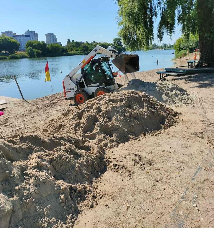 В Киеве обновили песок на еще одном городском пляже: куда ехать за красивыми замками 1