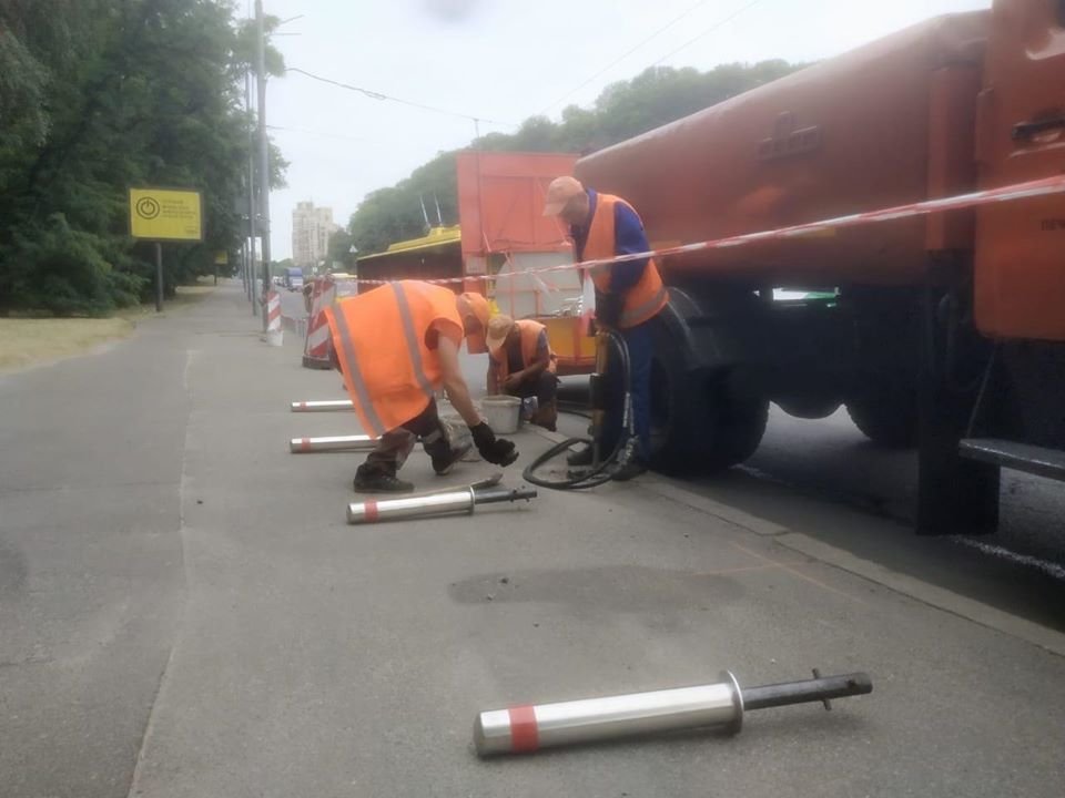 В Киеве на бульваре Дружбы Народов установили антипарковочные столбики 1