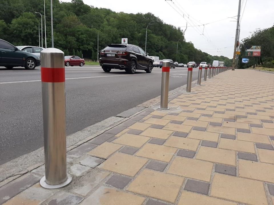 В Киеве на бульваре Дружбы Народов установили антипарковочные столбики 2