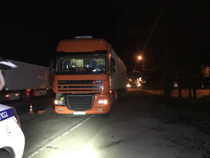 В Киеве на Окружной фура насмерть сбила мужчину 2
