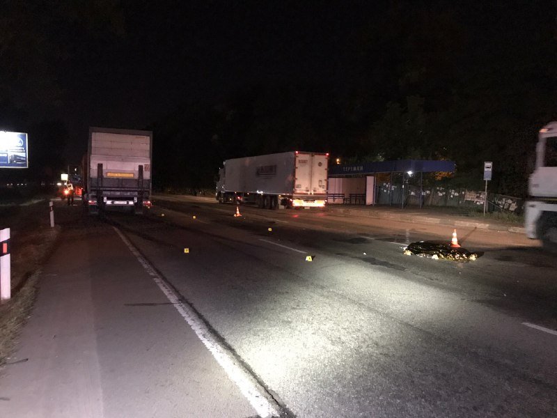 В Киеве на Окружной фура насмерть сбила мужчину 3