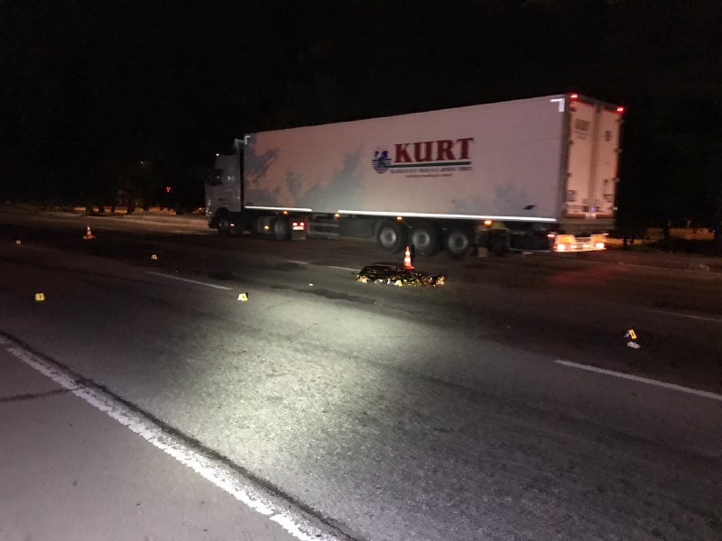 В Киеве на Окружной фура насмерть сбила мужчину 4