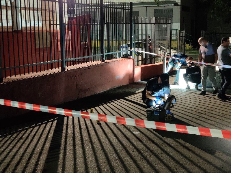 В Киеве на Печерске неизвестные стреляли в студентов и скрылись с места на Mercedes G-Wagen 2