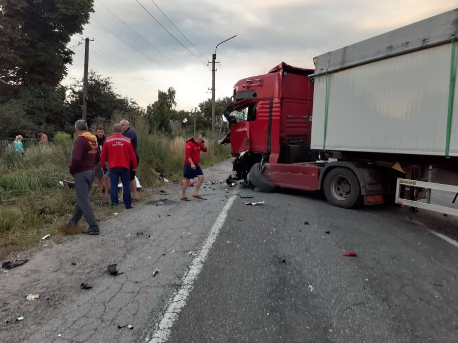 На трассе Киев-Чернигов столкнулись пассажирский автобус, фура и Volkswagen: есть погибшие 1