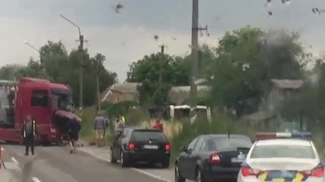 На трассе Киев-Чернигов столкнулись пассажирский автобус, фура и Volkswagen: есть погибшие 2