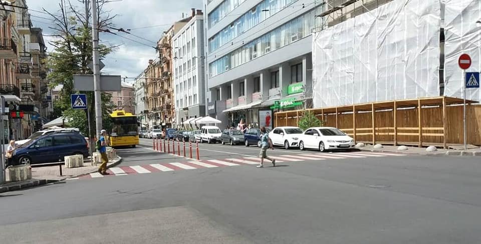 В Киеве на Шота Руставели восстановили делиниаторы после ремонта дороги 1