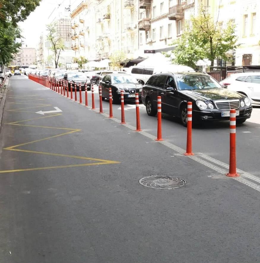 В Киеве на Шота Руставели восстановили делиниаторы после ремонта дороги 2