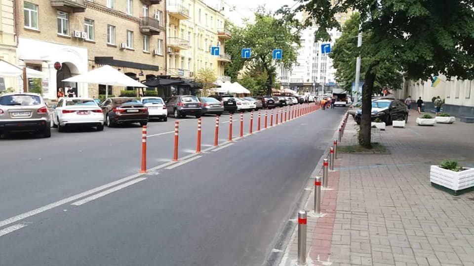 В Киеве на Шота Руставели восстановили делиниаторы после ремонта дороги 3