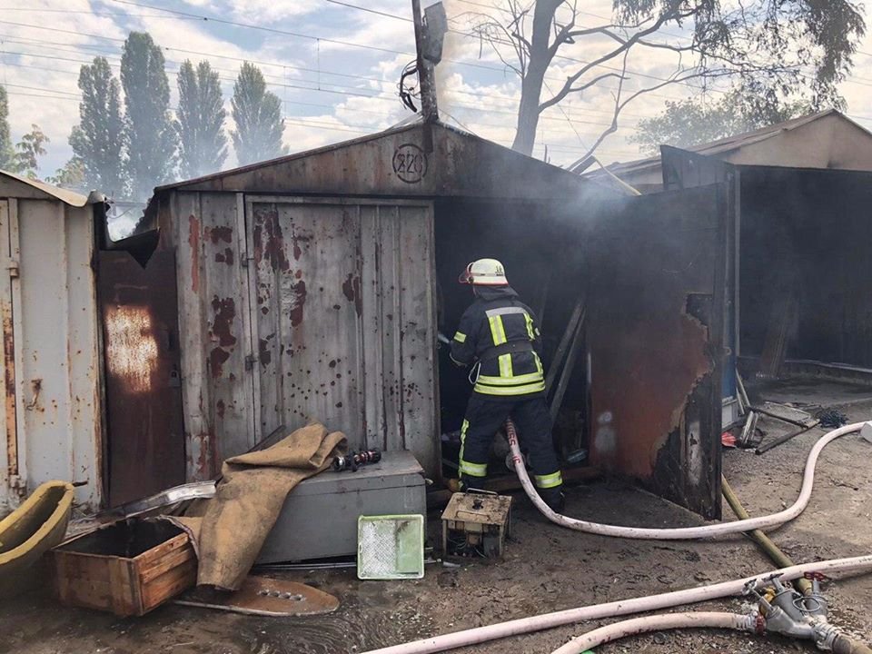 В Киеве из-за мусора сгорели металлические гаражи 1