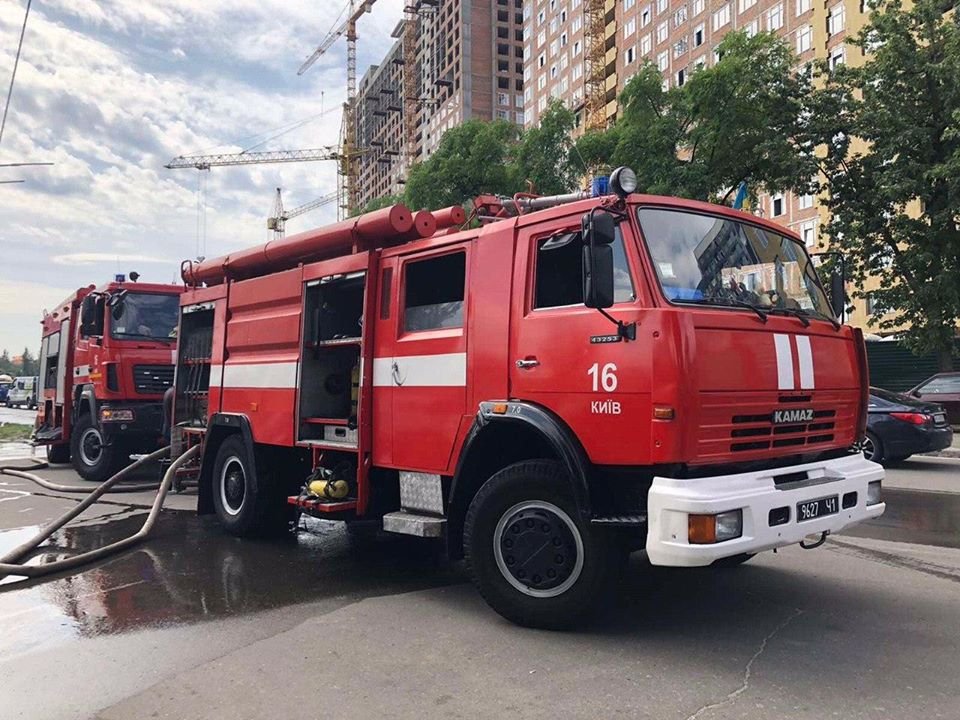 В Киеве из-за мусора сгорели металлические гаражи 2