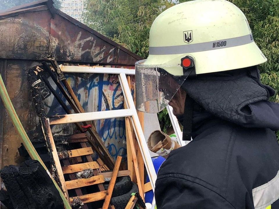 В Киеве из-за мусора сгорели металлические гаражи 3