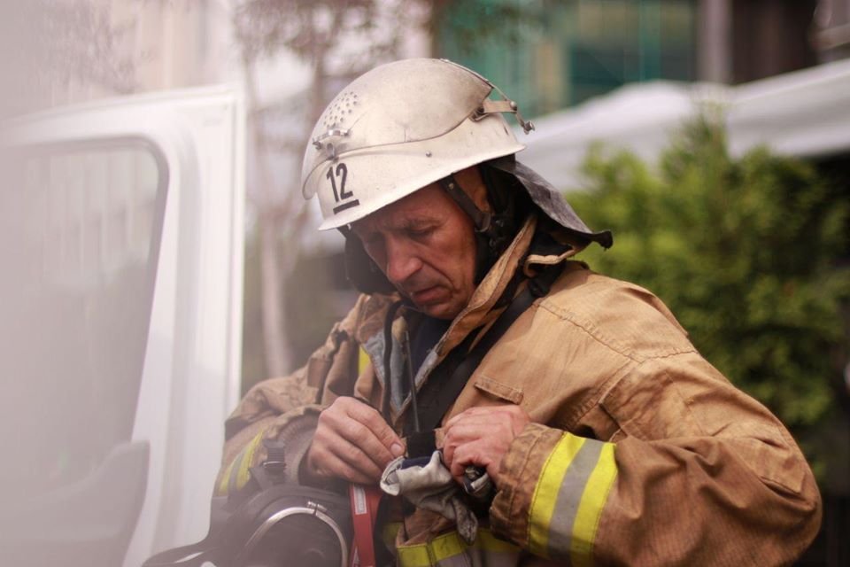 В Киеве на Крещатике загорелось административное здание 1