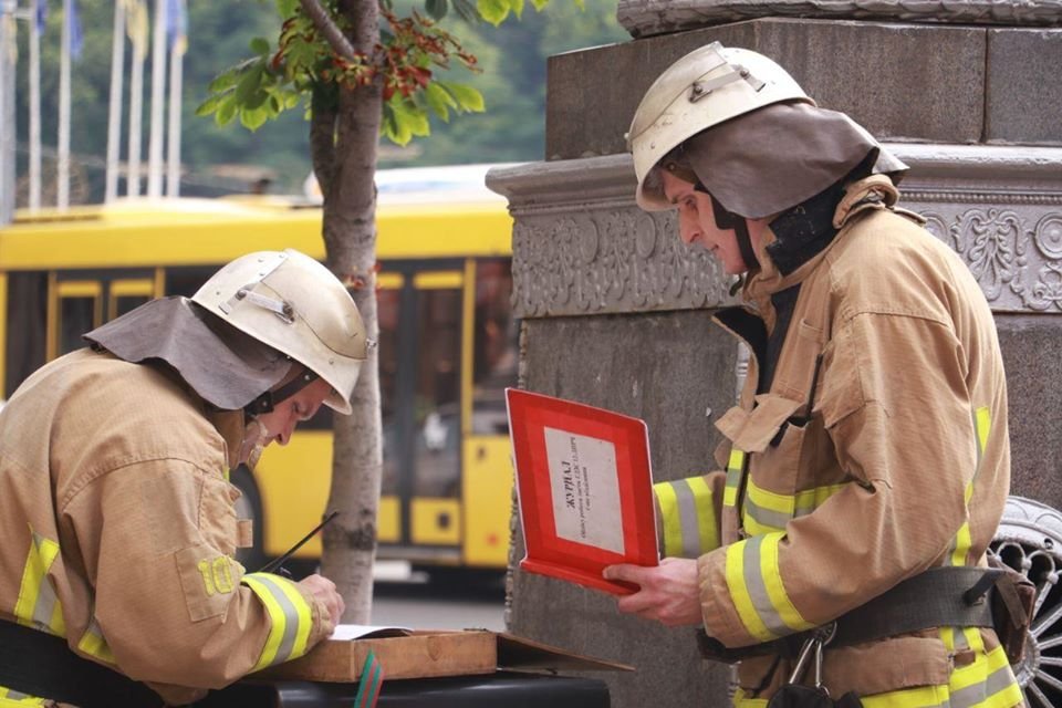 В Киеве на Крещатике загорелось административное здание 2
