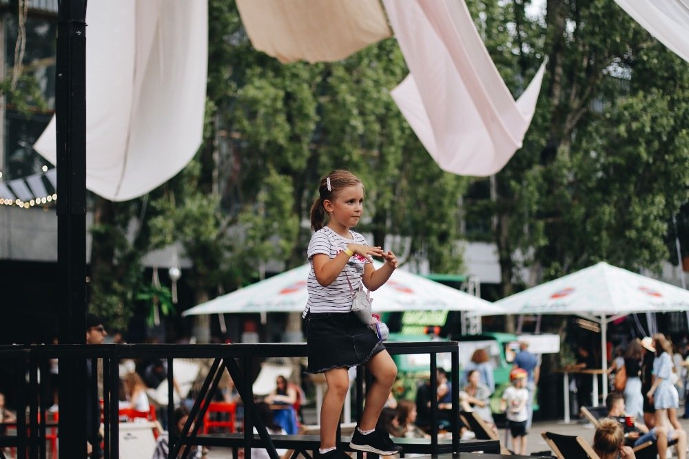 Возвращение Куража: ищи себя на фото карантинной дневной вечеринки 12